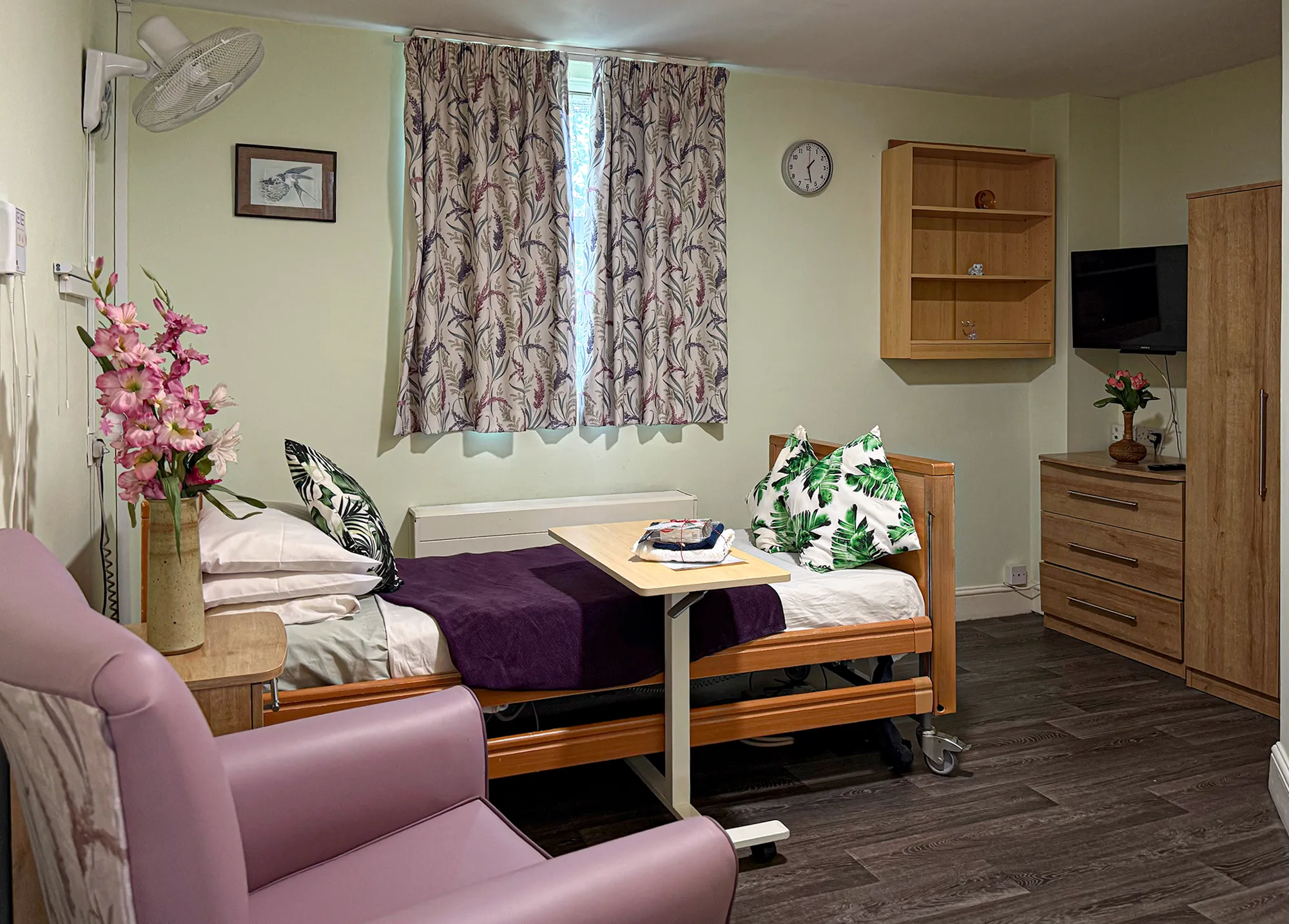 Comfortable modern single bedroom suite